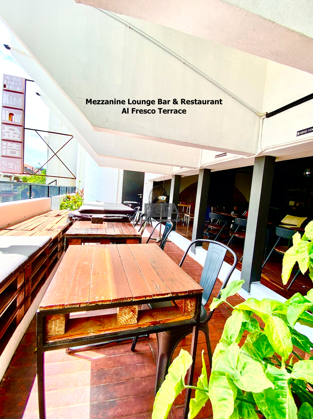 Mezzanine-level Commercial F&B Space in an Art Deco Hotel Building on Campbell Street