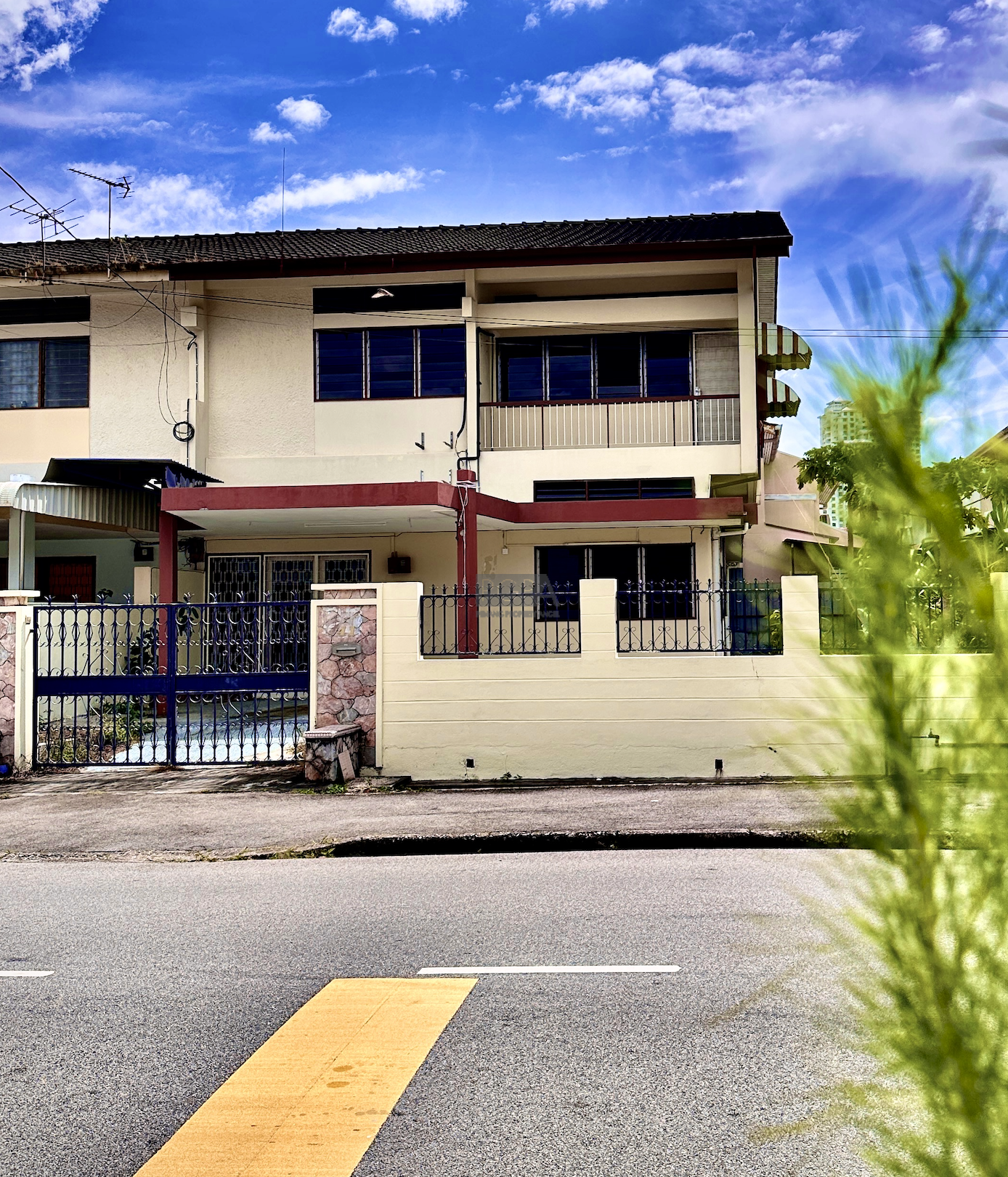 A Double-Storey Semi-D in Island Park.