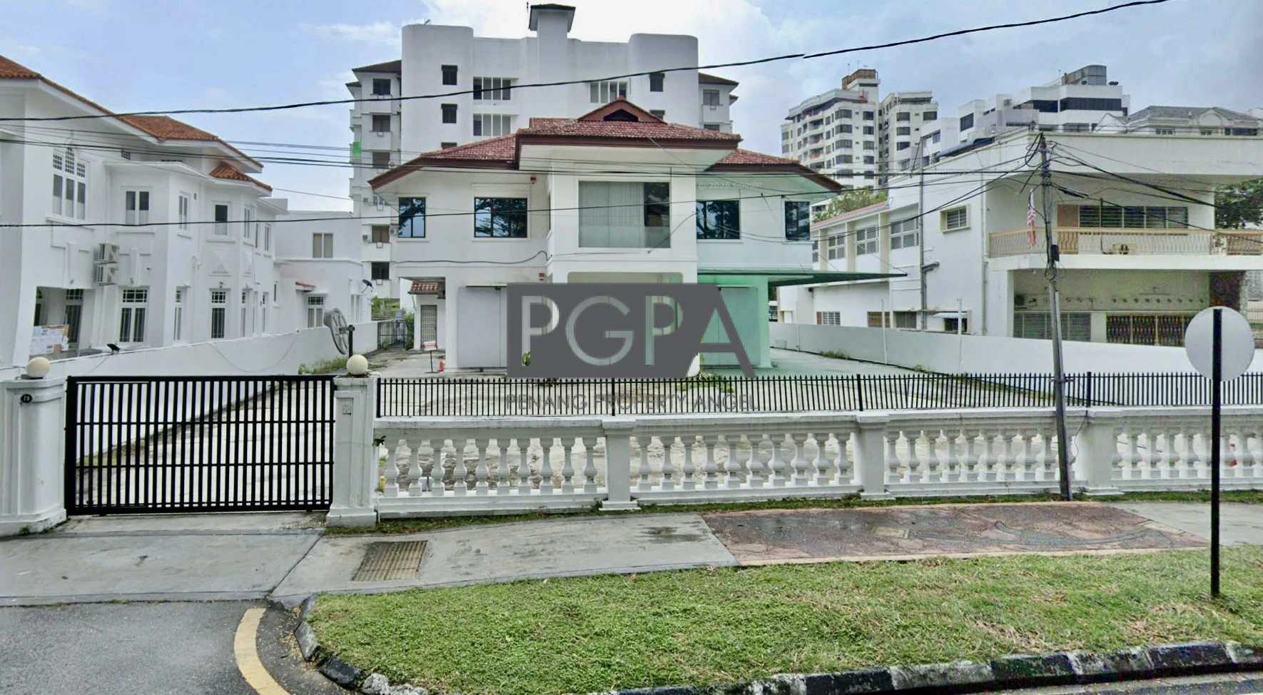 Prime Commercial Bungalow | Kelawei Road | Large Compound | High Visibility.