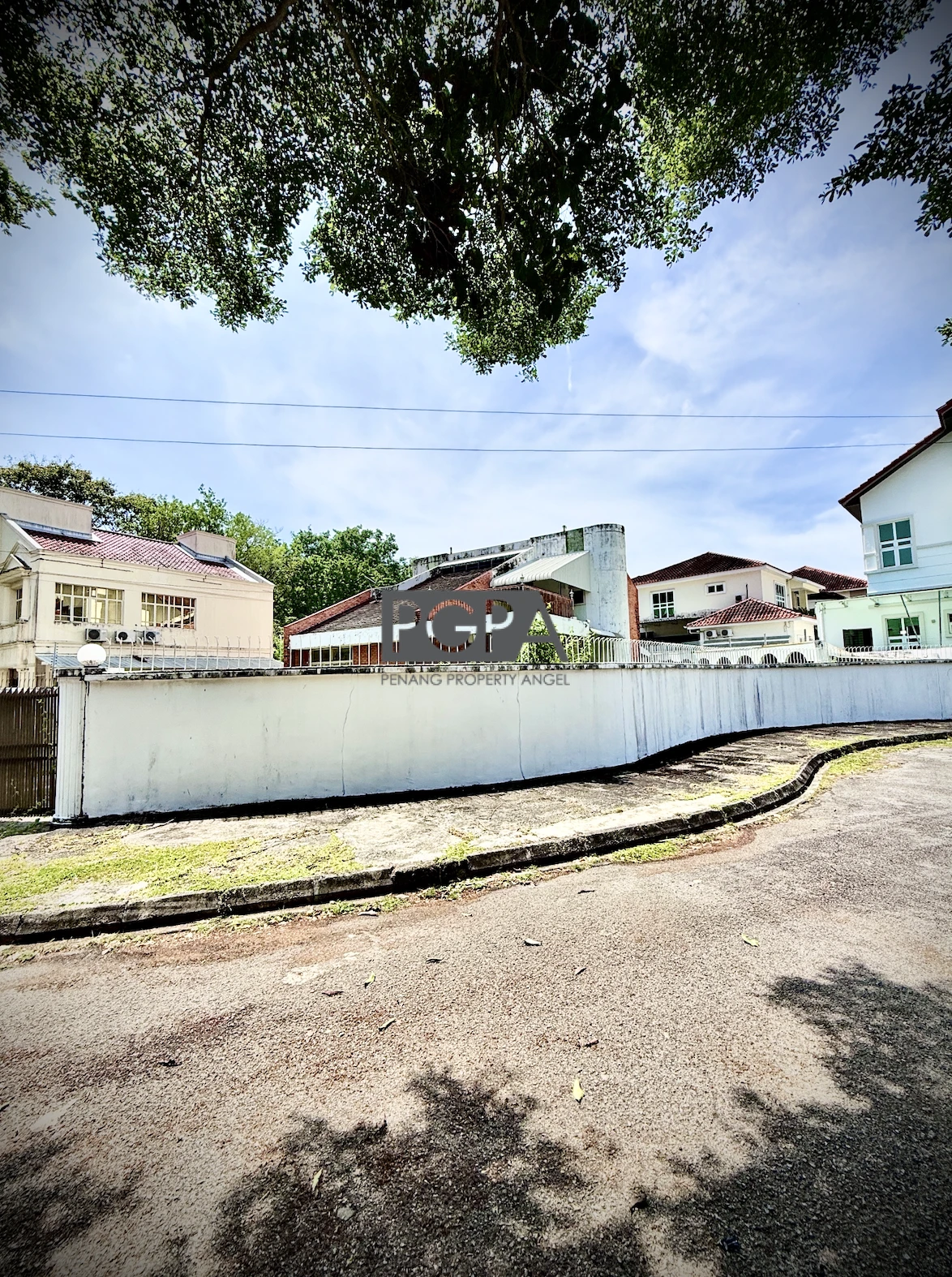 Charming 1.5-Storey Bungalow | Western Road Cul-De-Sac.